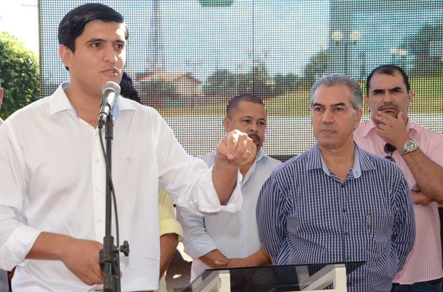 Prefeito de Fátima do Sul, Júnior Vasconcelos (PSDB), sendo observado pelo governador Reinaldo - FOTO: ROGÉRIO SANCHES / FÁTIMA NEWS